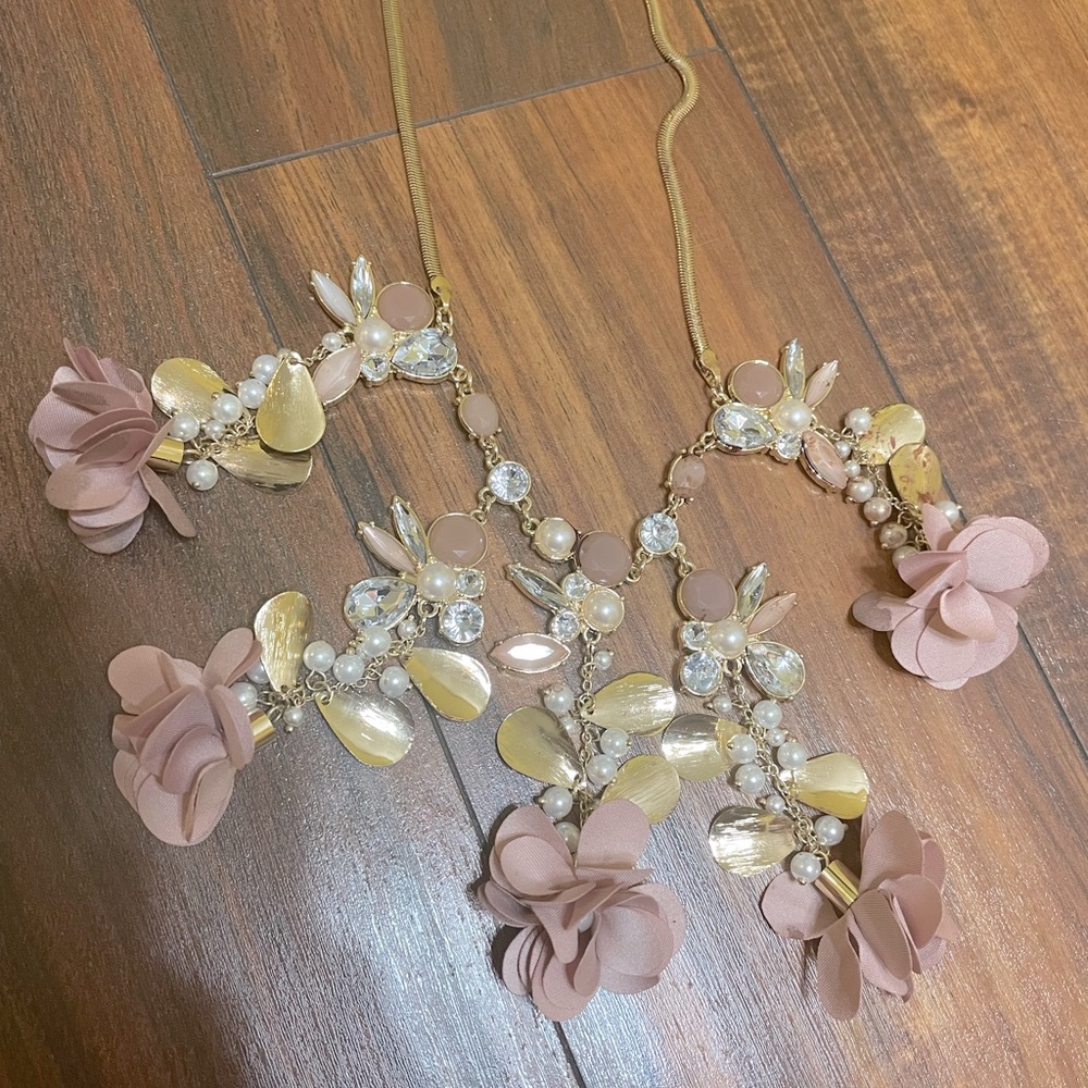 GORGEOUS statement necklace!!